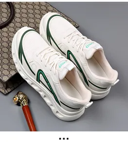 Vista laterale di sneakers da uomo in mesh traspirante bianco e verde su sfondo grigio