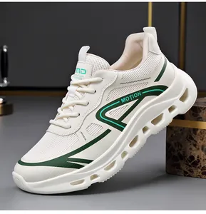 Vista dettagliata di scarpa da corsa bianca in mesh traspirante con design verde