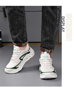 Dettaglio sneaker da uomo in mesh bianco con strisce verdi e suola ondulata