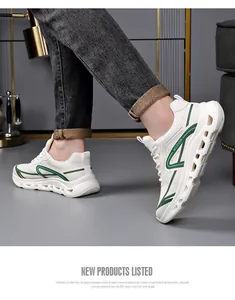 Vista laterale dettagliata di sneaker da uomo in rete bianca traspirante con strisce verdi