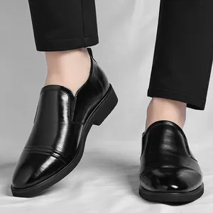 Professionelle schwarze Herren-Leder-Slipper im klassischen, formellen Business-Stil.