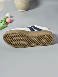 Λεπτομέρεια από γυναικεία sneakers πλατφόρμα με ανθεκτική σόλα από καουτσούκ.