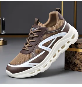 Scarpe da corsa da uomo in mesh marrone con spesse suole bianche ammortizzate in dettaglio