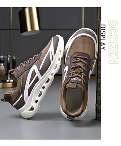 Vista dettagliata delle scarpe da corsa da uomo in rete traspirante marrone con suola morbida.