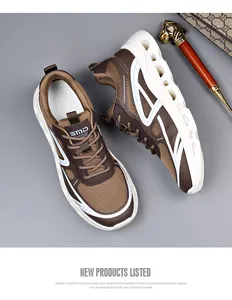 Vista dettagliata di scarpe da corsa da uomo in mesh marrone con suola ammortizzata bianca.