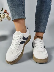 Κομψά λευκά γυναικεία sneakers με πλατφόρμα, μπλε λεπτομέρειες και ανθεκτική σόλα από καουτσούκ.