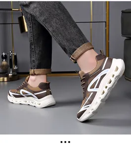Vista dettagliata di sneakers da uomo in mesh traspirante marrone con spesse suole bianche.
