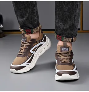 Dettaglio scarpe da corsa da uomo in mesh traspirante con suole morbide marroni e bianche.