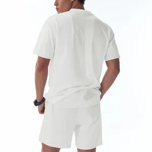 Vista posterior detallada de un conjunto de camiseta y pantalón corto de hombre