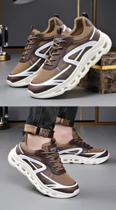 Vista dettagliata di scarpe da corsa da uomo in mesh marrone con suole bianche.