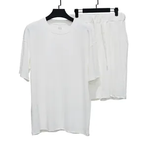 Detalle del conjunto de camiseta y pantalón corto de verano acanalado blanco para hombre