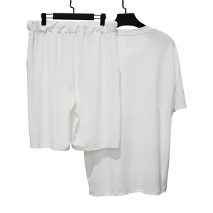 Primer plano de la textura del tejido acanalado blanco del conjunto casual de verano para hombre