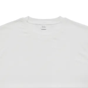 Vista detallada del cuello acanalado blanco y la etiqueta de una camiseta para hombre