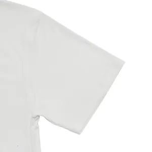 Primer plano de la textura acanalada blanca en la manga de una camiseta hombre