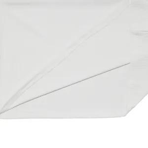 Primer plano de la textura acanalada blanca y dobladillo del conjunto de hombre