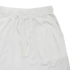 Primer plano de pantalones cortos blancos de canalé con cordón ajustable y bolsillos