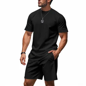 Vista detallada del conjunto de camiseta y pantalón corto de canalé negro para hombre.