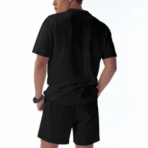 Vista trasera de un conjunto informal negro de canalé para hombre con un ajuste holgado