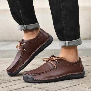 Vista detallada de zapatos de cuero informales clásicos marrón cosidos a mano para hombre afuera.