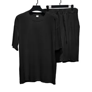 Detalle del conjunto de camiseta de manga corta y pantalón corto con textura de rayas