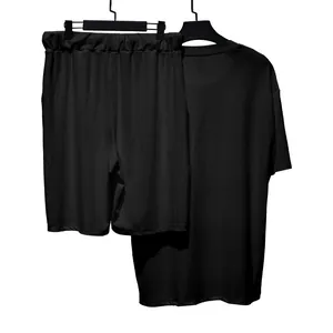 Detalle del conjunto de verano para hombre en color negro de canalé