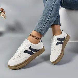 Κομψά γυναικεία sneakers με χοντρή σόλα σε λευκό χρώμα με σκούρες μπλε λεπτομέρειες