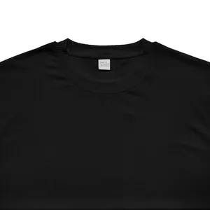 Primer plano del cuello redondo acanalado negro con etiqueta de talla y textura