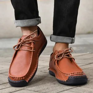 Primer plano de zapatos informales de cuero marrón para hombre con detalles cosidos a mano