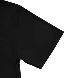 Vista macro de la textura de tela acanalada negra en camiseta casual de hombre de manga corta