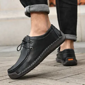 Zapatos de cuero casuales negros retro con detalles cosidos a mano y suela antideslizante.