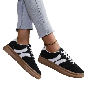 Κομψά γυναικεία casual sneakers με πλατφόρμα σε μαύρο και άσπρο με καφέ σόλες μόδα