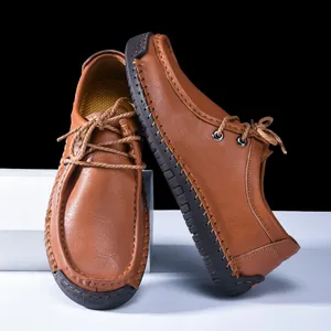 Primer plano de zapatos casuales retro británicos marrones para hombre con costuras