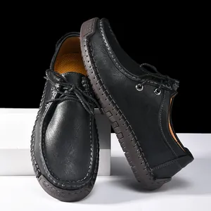 Detalle de zapatos casuales de cuero negro cosidos a mano con suelas de goma duraderas