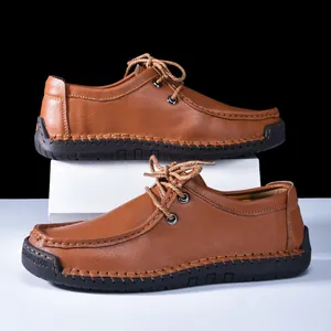 Vista detallada de zapatos de cuero retro marrones para hombre con costuras manuales.