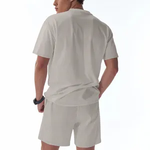 Vista trasera de conjunto para hombre de camiseta de manga corta y pantalón corto