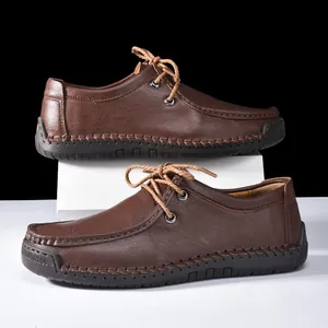 Primer plano detallado de la costura a mano en zapatos de cuero vintage marrón