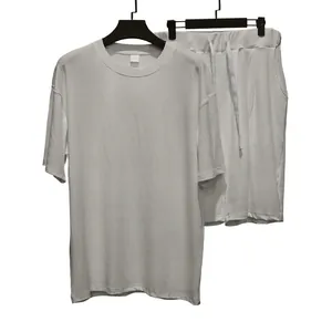 Vista detallada del conjunto de ropa de descanso de verano acanalado para hombre con short