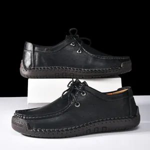Vista detallada de zapatos de cuero negro para hombre con costura a mano de calidad.