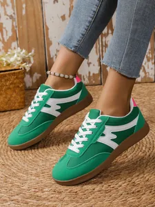 Detailansicht der grünen Retro-German-Trainer-Schuhe mit weißem M-Streifen am Fuß