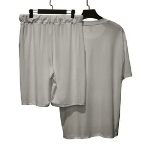 Primer plano de conjunto de verano para hombre en punto acanalado blanco con camiseta y short