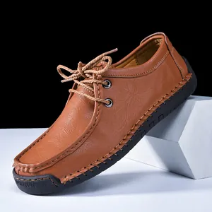Detalle de costuras hechas a mano y textura de cuero en mocasines de hombre
