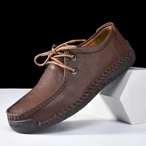 Primer plano de la costura artesanal en zapatos casuales de cuero marrón para hombre
