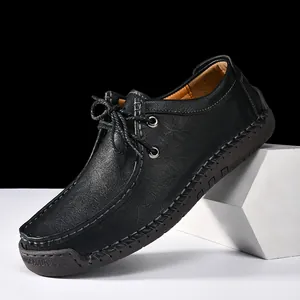 Vista detallada de zapatos casuales de cuero negro para hombre con costura manual