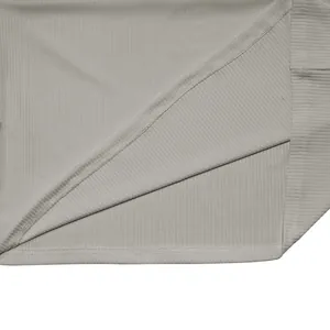 Primer plano de la textura de punto acanalado transpirable y costuras de dobladillo