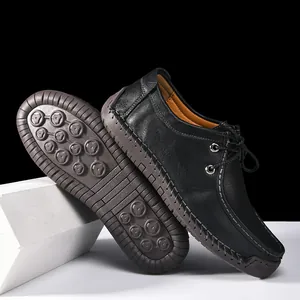 Detalle de costura manual y suela de goma antideslizante en zapatos de cuero negro para hombre.