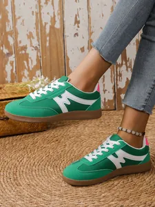 Nahaufnahme der schicken grünen Retro-Turnschuhe mit einer weichen braunen Gummisohle.
