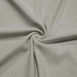 Detalle de primer plano de tela acanalada gris que muestra la textura transpirable de verano