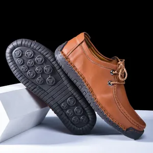 Detalle de zapatos casuales de cuero marrón para hombre con suela de goma antideslizante