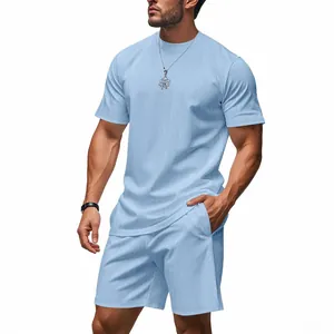Detalle del conjunto de verano para hombre en azul claro acanalado con manga corta