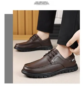 Κοντινή λήψη ανδρικών δερμάτινων business casual παπουτσιών σε καφέ χρώμα με σόλα
